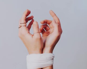 Trauma bonding – co to jest i jak się uwolnić od traumatycznej więzi