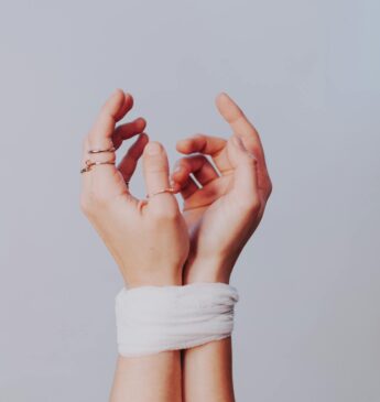 Trauma bonding – co to jest i jak się uwolnić od traumatycznej więzi